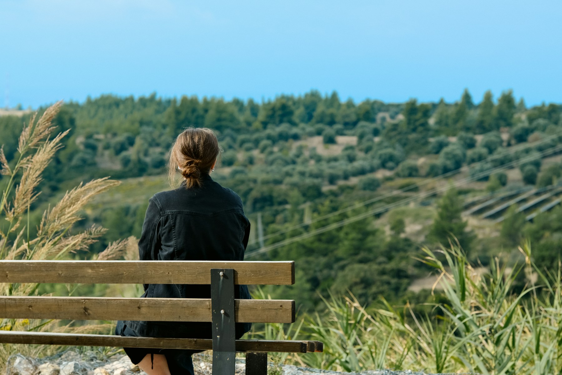Person mit Blick in die Hügel von Mallorca